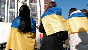 Jak wspierać psychicznie uchodźców? Rady dla osób goszczących Ukraińców w swoich domach